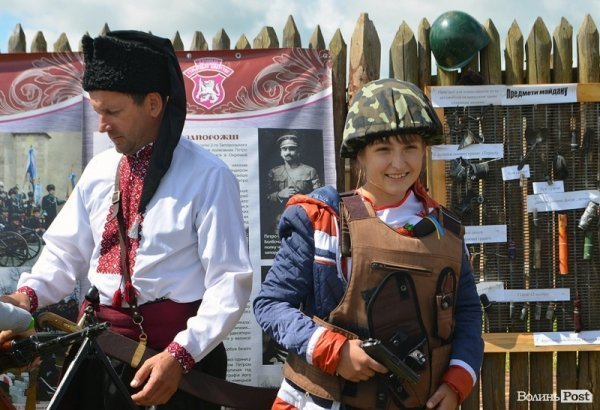 Є чимало охочих сфотографуватися зі зброєю