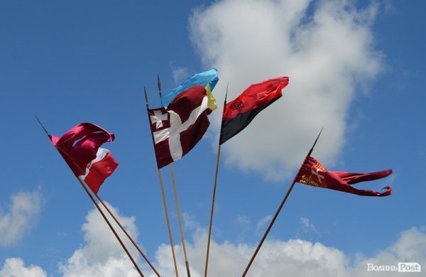 Патріотичні стяги під мирним українським небом