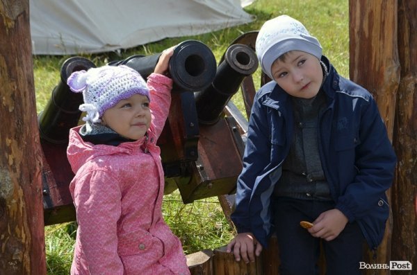 Дітлахи з особливою цікавістю придивляються до гармат