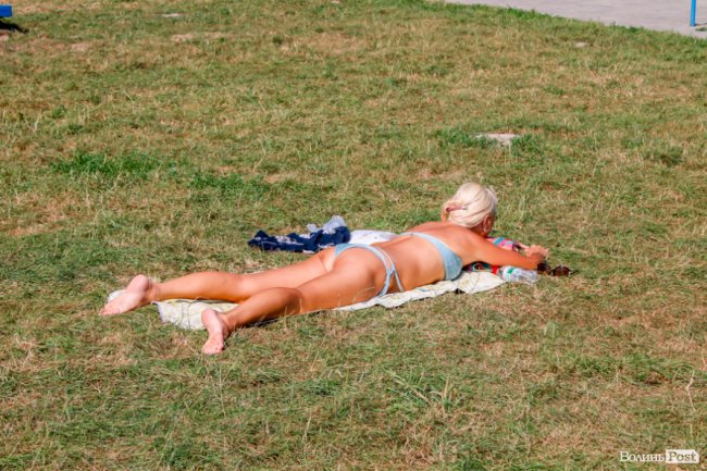 Стир, фонтани і вуличні душі: як у Луцьку рятуються від спеки. ФОТО