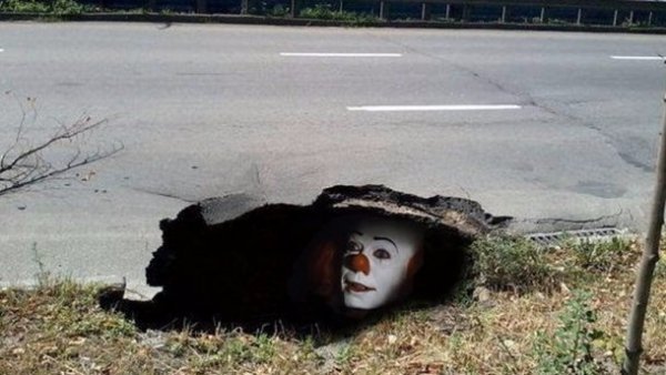 Величезна яма на дорозі у Києві викликала серію фотожаб. ФОТО