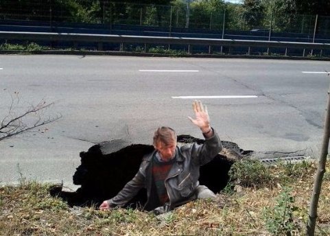 Величезна яма на дорозі у Києві викликала серію фотожаб. ФОТО