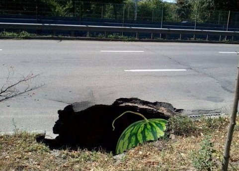 Величезна яма на дорозі у Києві викликала серію фотожаб. ФОТО