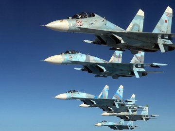 Росія накопичує авіацію поблизу кордону з Україною для підтримки наступу, – FT