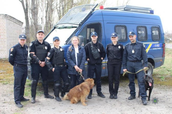 Тваринам потрібен дім: луцьким патрульним влаштували фотосесію з покинутими песиками