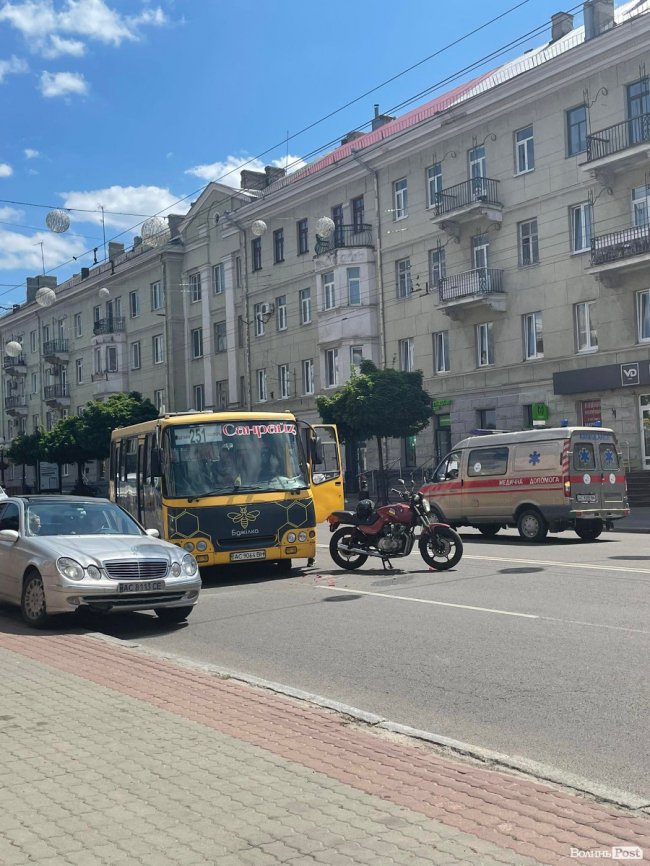 У Луцьку –  ДТП: зіткнулися маршрутка та мотоцикліст. ФОТО