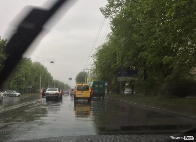 У Луцьку на Рівненській – аварія: зіткнулися дві автівки. ФОТО