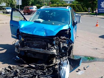 Постраждав один з водіїв: повідомили деталі аварії у Луцьку на Конякіна