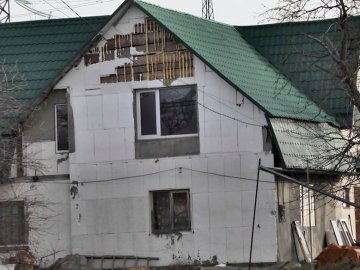 Як у Луцьку ремонтують будинки, пошкоджені внаслідок ракетного обстрілу. ВІДЕО