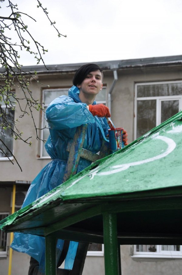 Як лучани допомогли облаштувати майданчик у дитбудинку. ФОТО