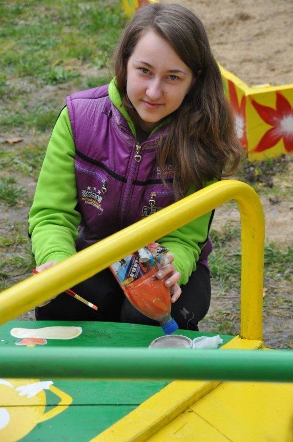 Як лучани допомогли облаштувати майданчик у дитбудинку. ФОТО