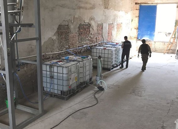 Купа готівки та тонни спирту: на Волині в посадовців митниці вилучили «чорну касу»