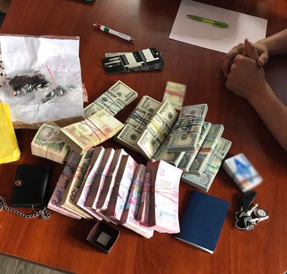 Купа готівки та тонни спирту: на Волині в посадовців митниці вилучили «чорну касу»