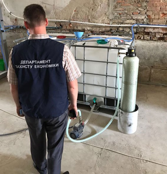 Купа готівки та тонни спирту: на Волині в посадовців митниці вилучили «чорну касу»