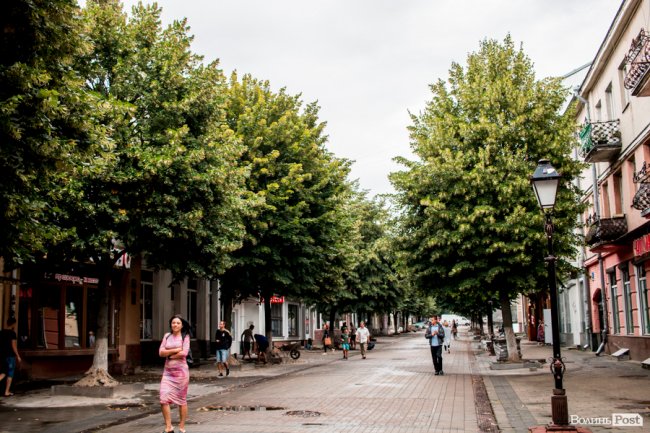 Парасольки і калюжі: дощовий день у Луцьку. ФОТО