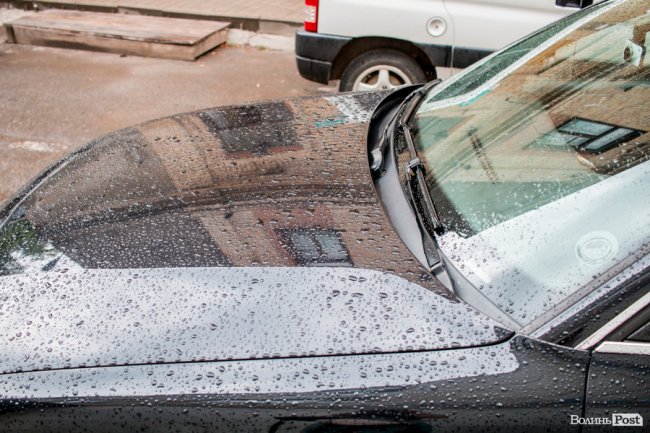 Парасольки і калюжі: дощовий день у Луцьку. ФОТО