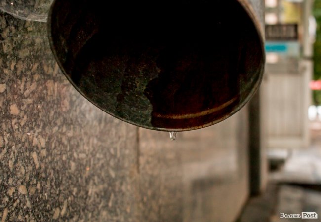 Парасольки і калюжі: дощовий день у Луцьку. ФОТО