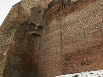 У Луцьку вандали розмалювали мури замку Любарта 