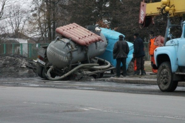 У Луцьку автомобіль провалився під землю. ФОТО