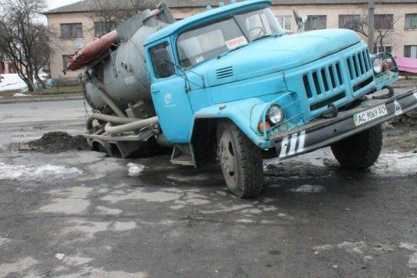 У Луцьку автомобіль провалився під землю. ФОТО