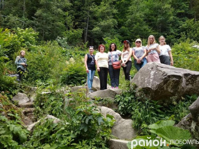 Любомльські дев'ятикласники проміняли випускні сукні на краєвиди у горах