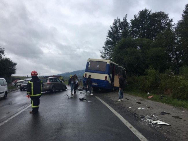 На трасі «Київ-Чоп» зіткнулися автобус з пасажирами та легковик, є загибла та травмовані. ФОТО