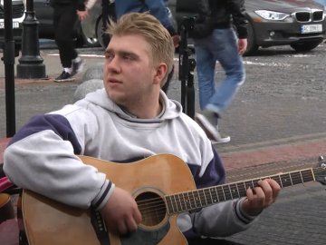 У центрі Луцька музики збирають гроші для військових. ВІДЕО 