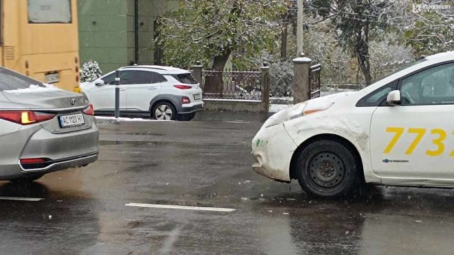 Аварія в Луцьку: таксі врізалося у Lexus