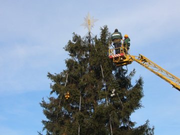 У Нововолинську прикрасили головну ялинку міста. ФОТО