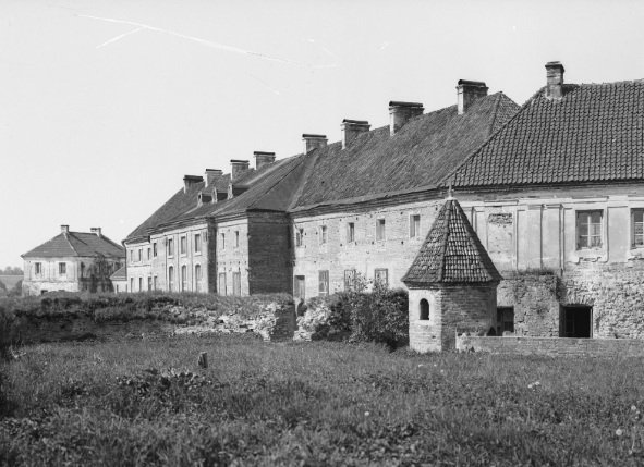 Який вигляд мав замок в Олиці майже 100 років тому. РЕТРОФОТО