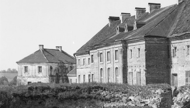 Який вигляд мав замок в Олиці майже 100 років тому. РЕТРОФОТО