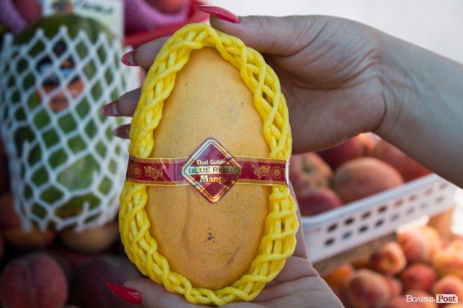 Кумкват, лічі, пітахайя: екзотичні фрукти з луцького ринку. ФОТО 