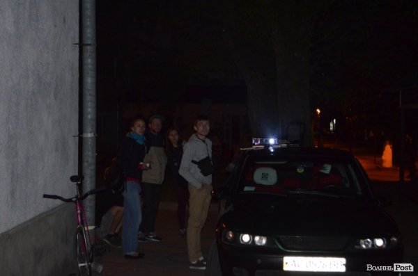 У центрі Луцька посеред ночі  створювали нове графіті. ФОТО