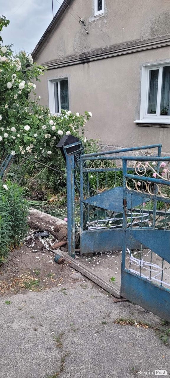 У Луцьку бус зніс паркан та влетів у приватне подвір’я