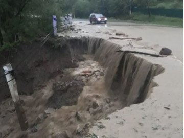 Повінь розмила дороги на Буковині та затопила село на Івано-Франківщині.  ФОТО