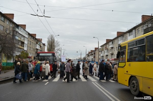 Вкладники Західінкомбанку перекрили дорогу 