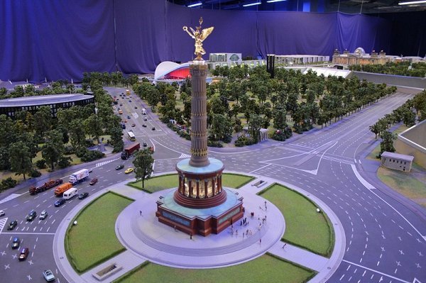 Перед вами точна копія Тріумфальної колони (Siegessaule) - пам'ятник історії Німеччини розташований в центрі парку Тіргартен