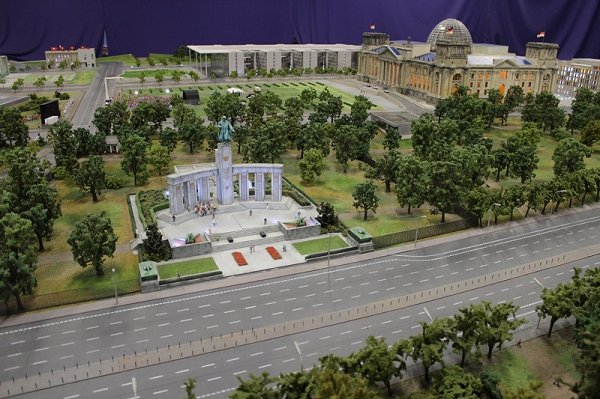  На передньому плані - Меморіал полеглим радянським воїнам. Він був зведений в 1945 році в пам'ять про радянських воїнів, полеглих у боях Другої світової війни. На задньому плані - Рейхстаг