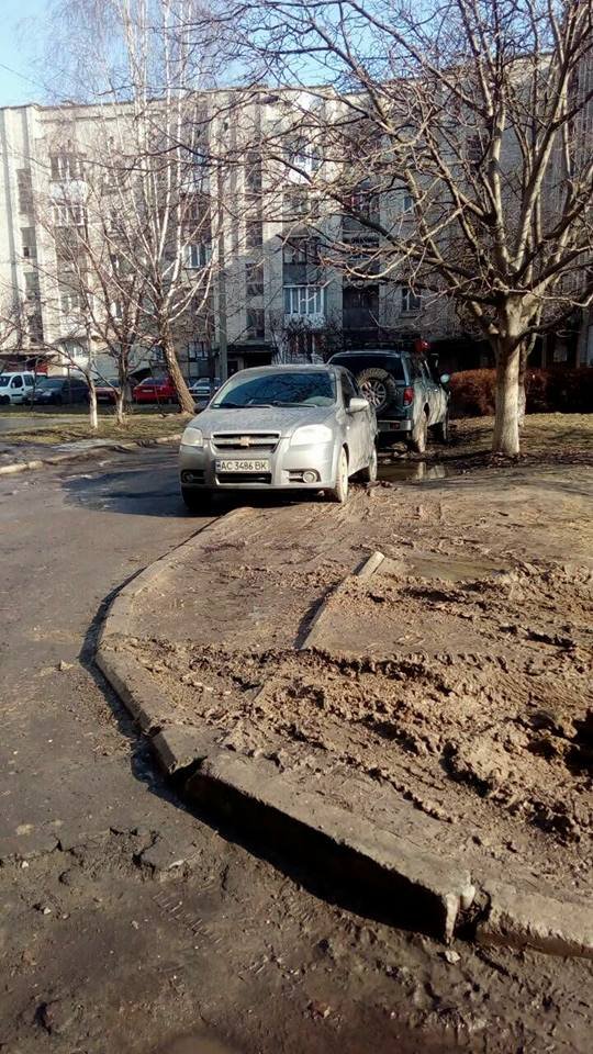 «Автоандони» пертворили газон біля луцького будинку в суцільне болото