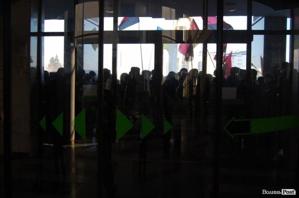 Міліціонери вишукувалися у декілька рядів біля центрального входу в ОДА