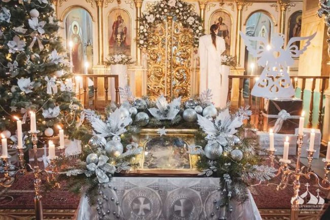 Квіти для храму: лучанка розповіла, як прикрашає монастир на великі свята 