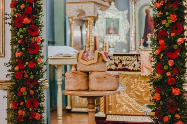 Квіти для храму: лучанка розповіла, як прикрашає монастир на великі свята 