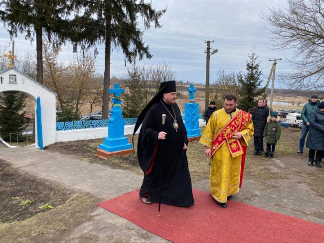 У селі на Волині, де віряни «воювали» за храм,  священники ПЦУ провели першу літургію. ФОТО
