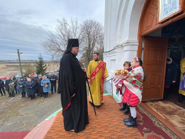 У селі на Волині, де віряни «воювали» за храм,  священники ПЦУ провели першу літургію. ФОТО