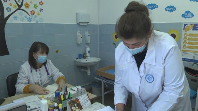 Лікарка-переселенка працює та волонтерить на Волині