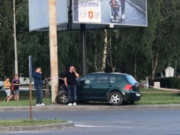 Спрацювали подушки безпеки: у Луцьку біля торгового центру авто врізалося у стовп. ФОТО