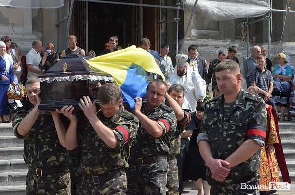 У Луцьку ховали загиблого в АТО. ФОТО