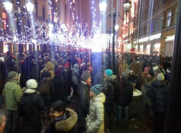 Мітинг у Москві розігнали, люди виходять в інших містах Росії. ФОТО