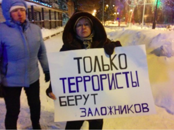 Мітинг у Москві розігнали, люди виходять в інших містах Росії. ФОТО