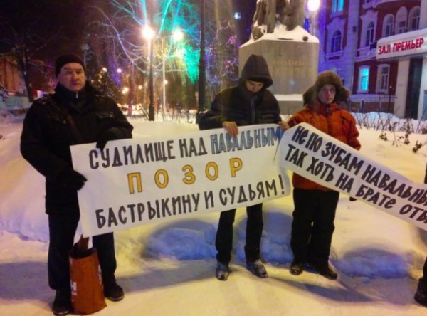 Мітинг у Москві розігнали, люди виходять в інших містах Росії. ФОТО